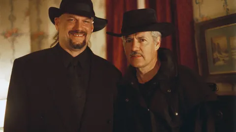 冰雪经济多部门协同助力，滑雪游客激增态势明显。